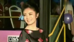 安以轩回娘家吃大闸蟹 她的巨钻又抢镜了