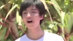 王俊凯 - 王俊凯“劈叉式”唱歌抢眼 开挂挑战180度高难度姿势