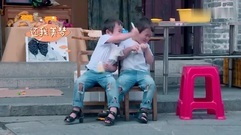 笑翻了!混血双胞胎路边吃冰淇淋 边睡边吃超可爱