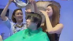 综艺<旅途的花样>华晨宇求助林志玲为自己剪头发 花花调侃新发型是"二锅头"