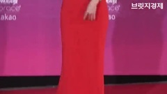 少女时代,允儿(少女时代) - 第一届The Seoul Award颁奖礼林允儿红毯新闻视频cut5