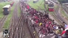 印度群星,搞笑音乐,音乐短片,乐动城市 - 超载奇观!火车车厢外扒满乘客,神奇的印度