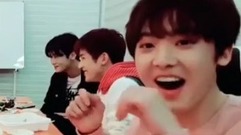 Astro(韩国) - V pick 待机室弹水瓶盖 三哈兔子萌翻吃辣椒