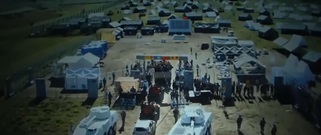 <战狼2>片段:非洲战乱 祖国做后盾