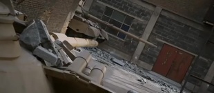 <战狼2>片段:冷锋英勇智斗"红巾军"坦克