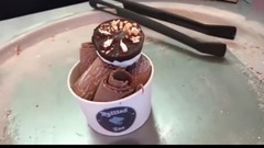 大神把蛋卷剁碎做成冰淇淋,简直是美味极了