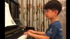 安吉练钢琴急哭