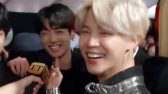 2017AMAs全美音乐奖 在红毯防弹少年团采访时说有粉丝不需要女朋友 17/11/20