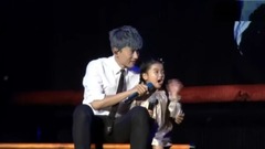 张杰 - 阿拉蕾惊喜现身张杰演唱会 献唱<看月亮爬上来> <有一个姑娘>
