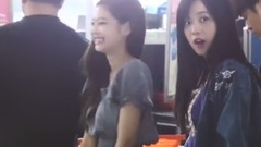 BLACKPINK - BlackPink Jisoo & Jennie at Suvarnabhumi Airport Bangkok Thailand 饭拍版 17/11/27