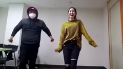 GFriend,信飞(GFriend) - 与经纪人一起跳舞的信飞