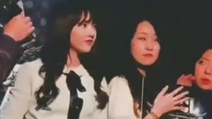 GFriend,艺琳(GFriend) - 艺琳与Buddy的搞怪握手