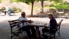 Bruno Mars - 火星哥24K现场演奏骚扰下棋老大爷,这孩子欠揍!