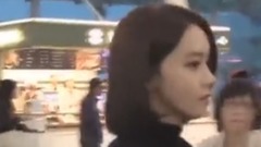 少女时代,允儿(少女时代) - 允儿机场饭拍视频一则