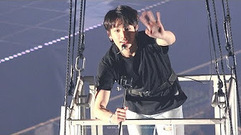 田柾国(防弹少年团) - 在热气球上的田柾国向粉丝挥手