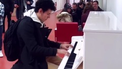 Парень удивил всех в аэропорту, сыграв на пианино 10 мелодий за 3 минуты