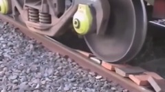 人出轨好治,火车出轨却百年难遇!该怎么让它回心转意呢?