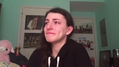 外国粉丝得知shinee成员金钟铉去世消息后泪流满面