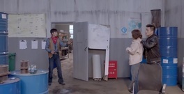 [柒个我]惊险一幕!张一山白欣欣被炸飞