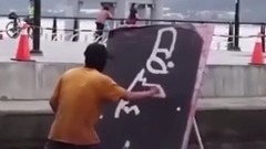 牛人海滩疯狂作画,谁都没看懂,倒过来的一瞬间所有人都惊呆了!