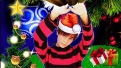 娱乐台播报 陈奕天化身圣诞先生变圣诞礼物与好友聚会过节