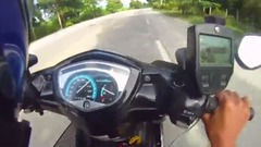 国外小哥骑着摩托车在公路飙车