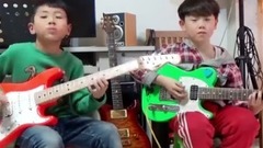 两位九岁孩子电吉他速弹真牛