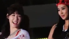 Yuri&帕尼在MC台上模仿Sistar舞蹈