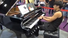 台北 男人(黑男)的钢琴即兴演奏