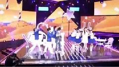 对面的女孩看过来