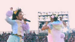 手をつなぎながら