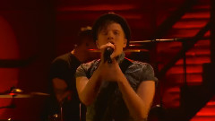 Fall Out Boy - My Songs Know What You Did In The Dark (Light Em Up)