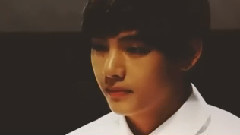 撩起刘海的金泰亨