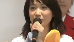 大岛优子呼吁安全驾驶摩托车