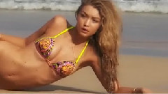 吉吉•哈迪德泳装秀