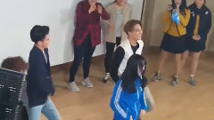 和粉丝一起跳Growl