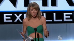 Taylor Swift - Taylor Swift WINS Dick Clark Award