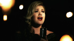 Kelly Clarkson - Wrapped In Red