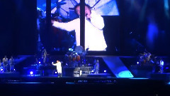 陈奕迅带领全场摇荧光棒