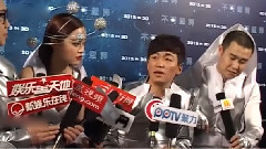 王宝强 - 电影<不可思议>探班 腿伤拄拐坚持拍戏