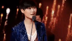 李宇春 - 荣获突出贡献大奖