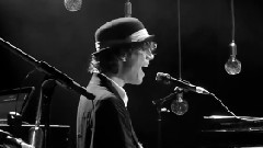 Mika - Stuck In The Middle