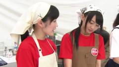 JIJIPRESS AKBまゆゆ,エプロン姿で炊き出し初体験 新闻