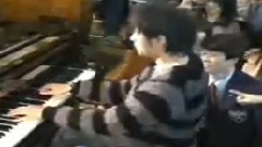 杰伦母校钢琴演奏肖邦<离别曲>