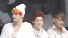 鹿晗跨过椅子签名