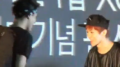 鹿晗 & 吴亦凡 撞胸拥抱