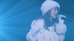 泣きながら微笑んで