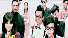 剑龙在草地散步