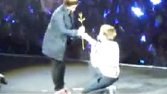 特分发红玫瑰 & 和饭拥抱