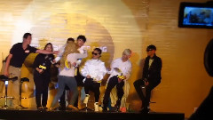 和幸运粉丝握手 & 拥抱